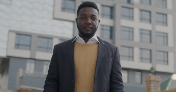 Şsiz Afro Amerikan Bir Adamın Need Job Afişini Kaldırırken Şehrin — Stok video