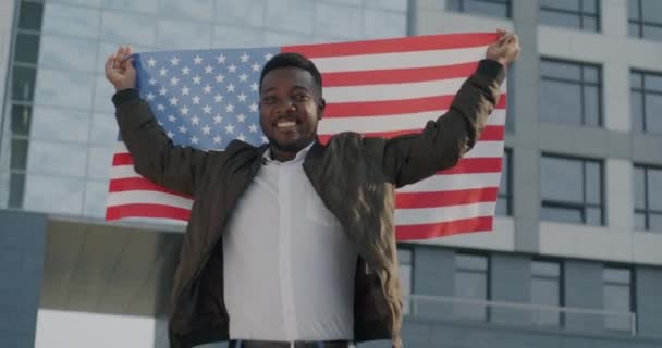 Медленный Портрет Радостного Афроамериканца Американским Флагом Улыбающимся Открытом Воздухе Городском — стоковое видео