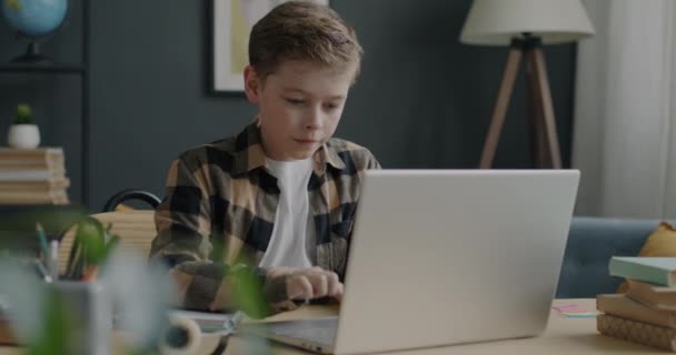 Портрет Задумчивого Ребенка Работающего Ноутбуком Сидящего Столом Дома Современный Образ — стоковое видео