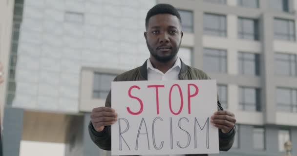 Retrato Câmera Lenta Homem Afro Americano Confiante Segurando Sinal Stop — Vídeo de Stock