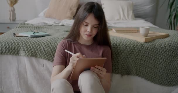 Portrét Radostné Dívky Pracující Kreslicím Tabletem Sedící Podlaze Ložnici Užívající — Stock video
