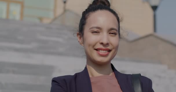 Retrato Alegre Joven Empresaria Sonriendo Pie Aire Libre Contra Fondo — Vídeos de Stock