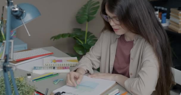 Úspěšný Návrhář Kreslí Obrázek Pastelkami Úsměvem Pracuje Kreativním Studiu Ilustrátor — Stock video