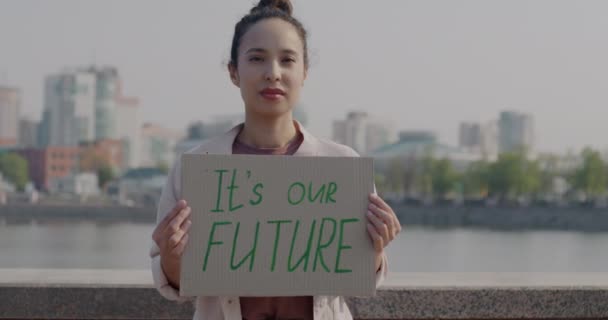 Powolny Portret Młodej Kobiety Eko Aktywistki Trzymającej Swój Przyszły Sztandar — Wideo stockowe