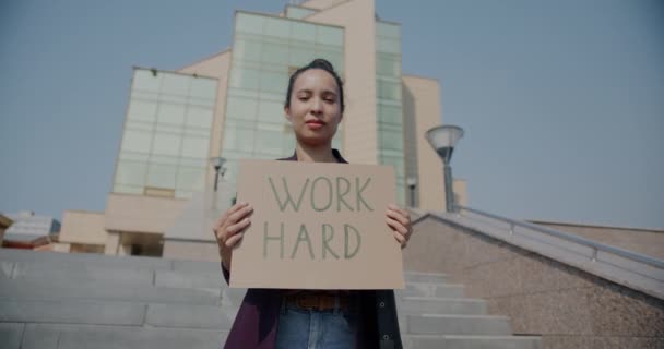 Çok Çalış Tabelasını Tutan Melez Bir Kadının Yavaş Çekimde Çekilmiş — Stok video