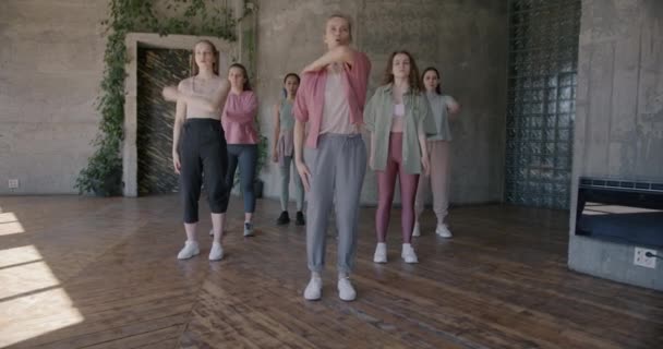 Slow Motion Porträtt Vackra Unga Kvinnor Eleganta Kläder Dans Tillsammans — Stockvideo