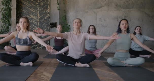 Nilüfer Pozisyonunda Oturmuş Meditasyon Yapan Genç Bayanların Huzur Rahatlığın Tadını — Stok video