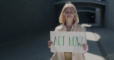 # Olgun bir iş kadınının yavaş çekimde portresi # # Şimdi de imzala ve gülümse # # Güneşli bir günde açık havada durarak ilham ver #