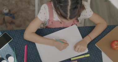 Yetenekli kızın evdeki yaratıcı aktivitelerden hoşlanan birinin portresini çizmesinin en iyi görüntüsü. Çocukluk ve sanatsal beceri kavramı.