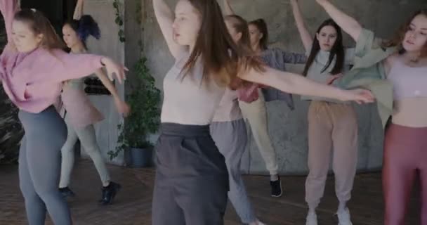 Slow Motion Portret Van Actieve Jonge Dames Dansen Creatieve Vrouwelijke — Stockvideo