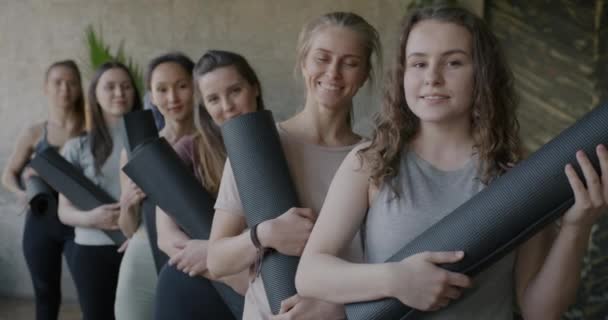 Retrato Cámara Lenta Hermosas Mujeres Jóvenes Pie Estudio Yoga Sosteniendo — Vídeos de Stock