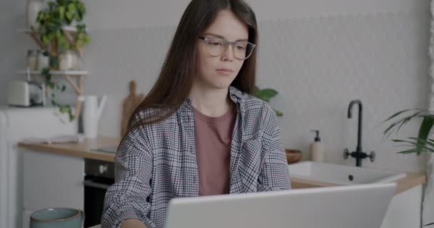 Dizüstü Bilgisayarla Yazı Yazan Gülümseyen Genç Bir Kadın Mutfaktan Daireye — Stok video