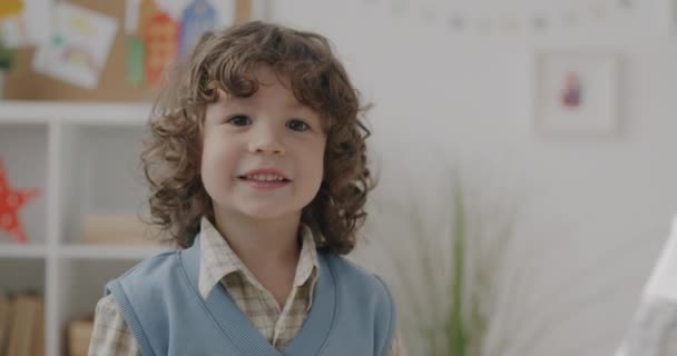 Zeitlupe Porträt Des Süßen Kleinen Jungen Mit Lockigem Haar Lächelnd — Stockvideo