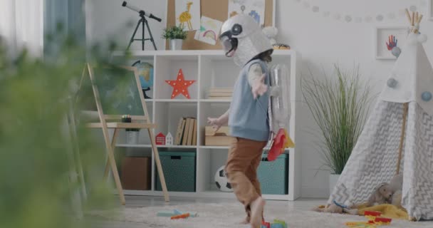 Netter Junge Raumfahrer Kostüm Der Kinderzimmer Herumläuft Und Spiel Spielt — Stockvideo