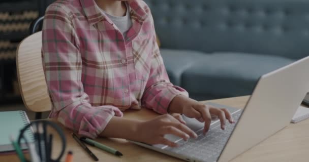 自宅で屋内サーフィンインターネットを入力するラップトップコンピュータを使用してインテリジェントな出生児 現代のテクノロジーと子供時代のコンセプト — ストック動画