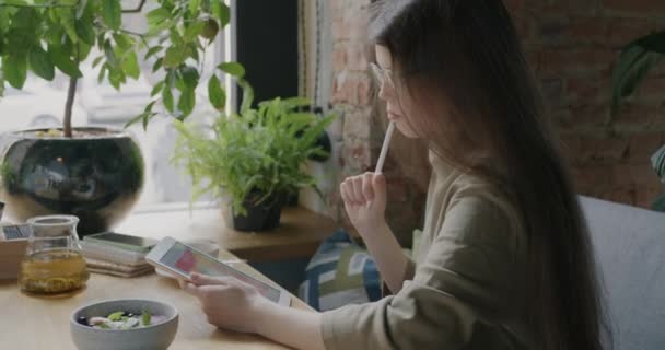 Oldalnézet Töprengő Fiatal Rajz Digitális Grafikus Fórumon Hangulatos Kávézó Egyedül — Stock videók