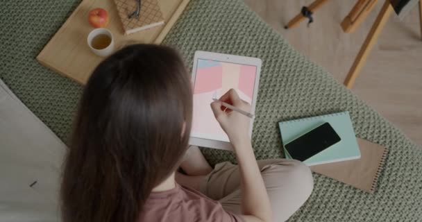 Visão Superior Desenho Jovem Mulher Com Gráficos Tablet Sentado Cama — Vídeo de Stock