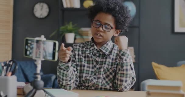 可爱的非洲裔美国儿童影响录制视频为互联网Vlog说话和手势使用智能手机相机在家里 博客和创造性儿童概念 — 图库视频影像