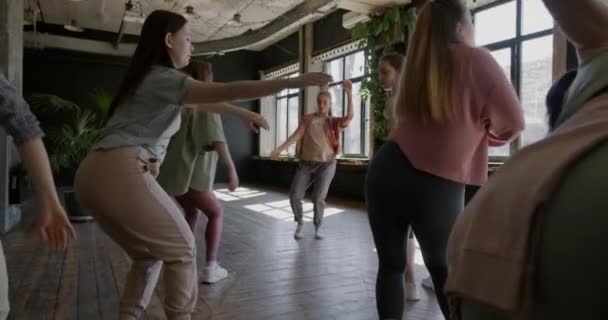 Zoom Profesor Danza Contemporánea Demostrando Movimientos Hablando Clase Interior Del — Vídeos de Stock