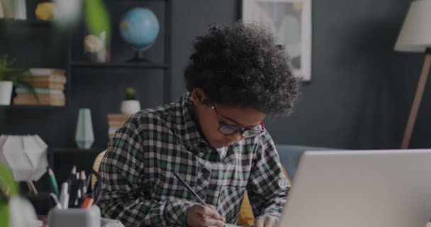 Portré Okos Afro Amerikai Fiúról Aki Laptopot Néz Házi Feladatot — Stock videók