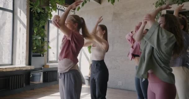 Işık Stüdyosunda Çağdaş Dans Öğrenen Yaratıcı Çağdaşlar Pratiğe Odaklanmış Durumda — Stok video