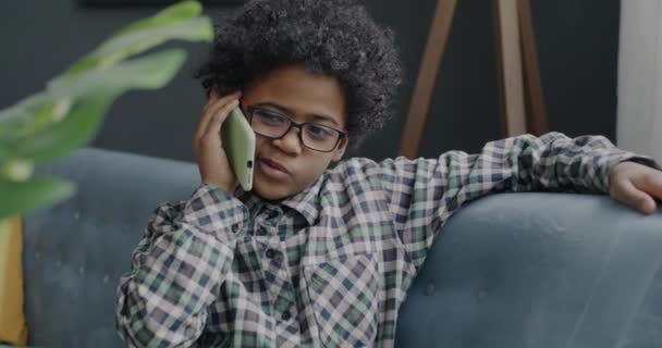Веселий Маленький Хлопчик Розмовляє Мобільному Телефону Посміхається Насолоджуючись Розмовою Приміщенні — стокове відео