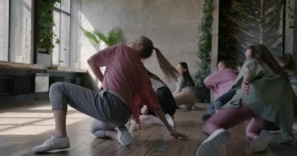 Grupp Kreativa Flickor Som Dansar Studiolärande Rör Sig Fokuserade Konstnärlig — Stockvideo