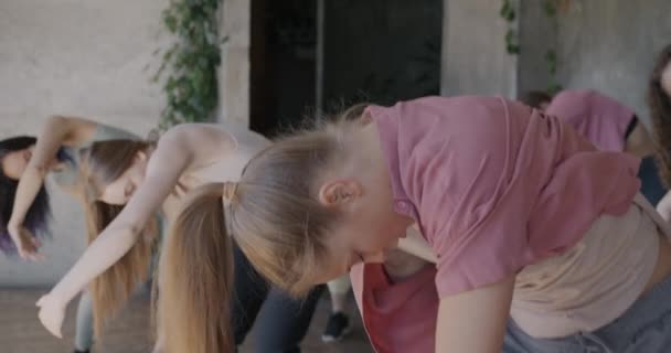 Zpomalený Portrét Mladé Ženy Vyučující Současný Tanec Zatímco Studenti Stěhují — Stock video