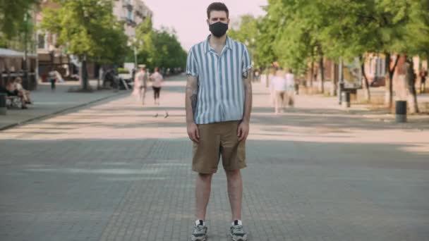 Portrait Plusieurs Personnes Portant Masque Facial Debout Dans Une Ville — Video