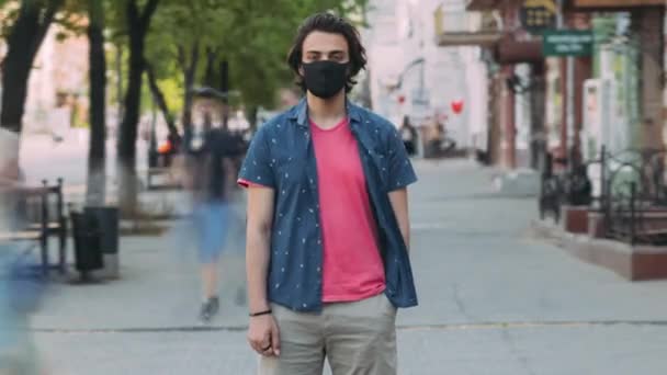 Medikal Maske Takan Orta Doğulu Bir Insanın Şehir Merkezinde Tek — Stok video
