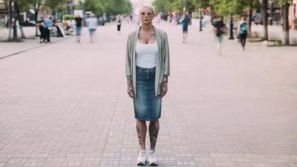 Retrato Lapso Tiempo Una Hermosa Mujer Joven Parada Centro Ciudad — Vídeo de stock