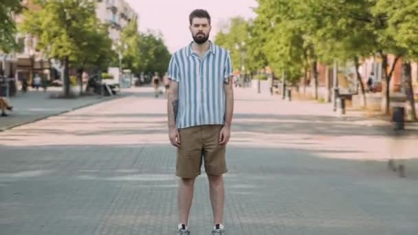 Zoom Zeitraffer Porträt Eines Attraktiven Bärtigen Mannes Der Einer Sonnenbeschienenen — Stockvideo