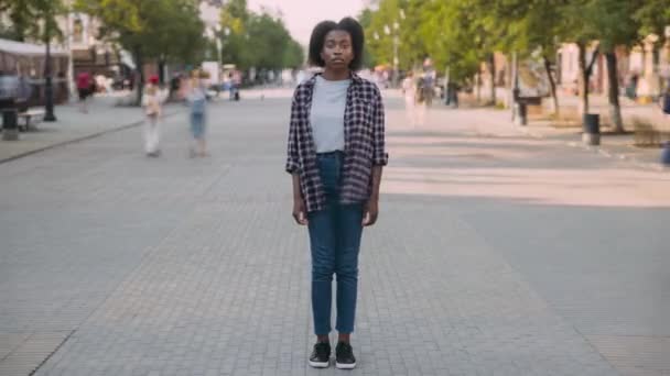 Time Lapse Portræt Afrikansk Amerikansk Kvinde Stående Byens Gade Ser – Stock-video