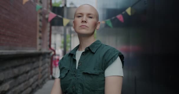 Portret Pewnej Siebie Młodej Kobiety Stojącej Miejskiej Ulicy Patrzącej Przed — Wideo stockowe