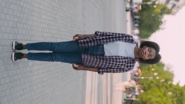 Κάθετη Κατεύθυνση Time Lapse Πορτρέτο Του Όμορφου Αφροαμερικανός Κορίτσι Στέκεται — Αρχείο Βίντεο