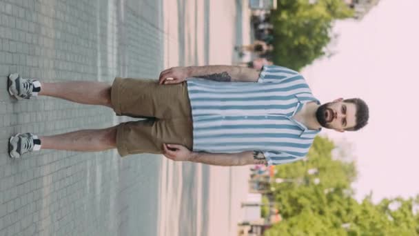 Modern Şehir Caddesinde Durup Kameraya Bakan Genç Bir Adamın Dikey — Stok video
