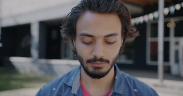 Retrato Primer Plano Del Hombre Árabe Poniéndose Una Máscara Facial — Vídeos de Stock