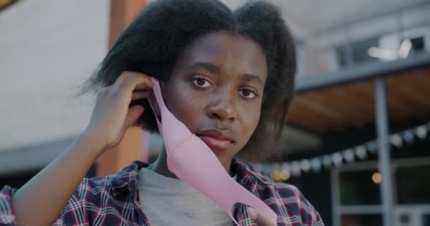 Langsom Bevægelse Portræt Afrikansk Amerikansk Kvinde Sætte Ansigtsmaske Covid Pandemi – Stock-video