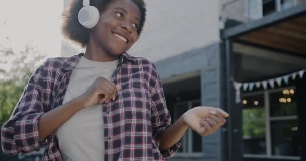 Langsom Bevægelse Afrikansk Amerikansk Kvinde Nyder Musik Gennem Hovedtelefoner Dans – Stock-video