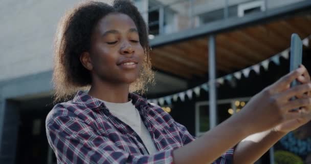 Retrato Alegre Mujer Afroamericana Tomando Selfie Con Cámara Del Teléfono — Vídeos de Stock