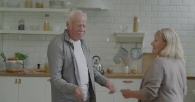 Aktif son sınıf çifti dans ediyor ve evde boş zamanlarında eğleniyor. Pozitif duygu ve mutluluk kavramı.