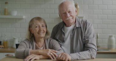 Evde gülümseyen ve gülen son sınıf öğrencilerinin yavaş çekimleri. Kararlı ilişki ve emeklilik kavramı.