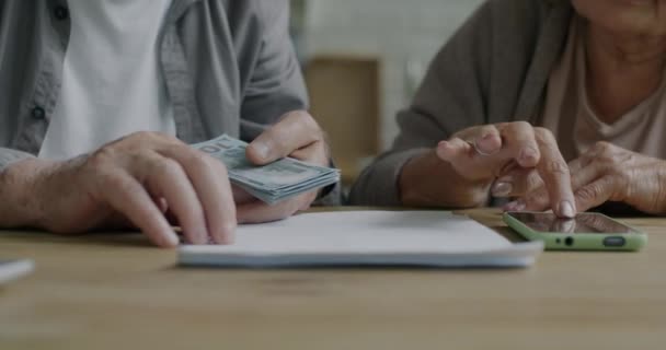 Close Van Handen Senior Echtpaar Tellen Betalingen Met Geld Met — Stockvideo