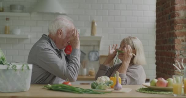 Retrato Ancianos Alegres Marido Mujer Divirtiéndose Con Verduras Haciendo Muecas — Vídeo de stock