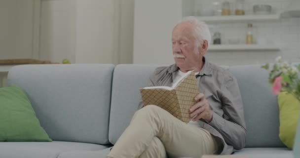 Uomo Anziano Leggere Libro Poi Bere Parlare Con Moglie Anziana — Video Stock