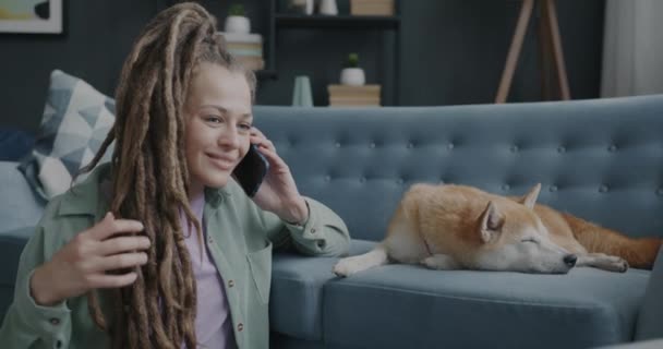 Portrét Radostné Dívky Dredy Mluví Mobilním Telefonu Zatímco Pes Shiba — Stock video
