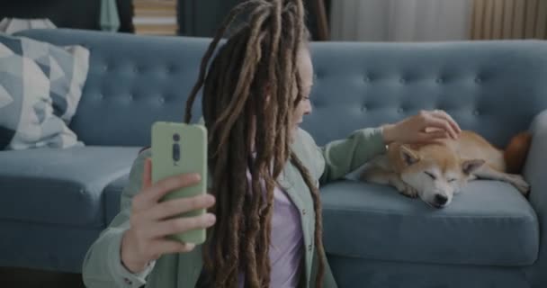 Mujer Joven Haciendo Videollamada Usando Smartphone Acariciando Cachorro Shiba Inu — Vídeo de stock