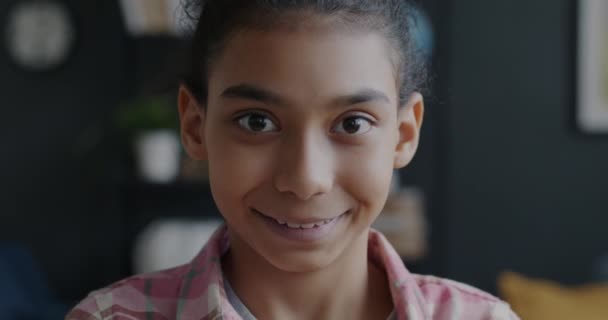 Gros Plan Portrait Joyeuse Fille Moyen Orient Souriant Sentant Heureux — Video