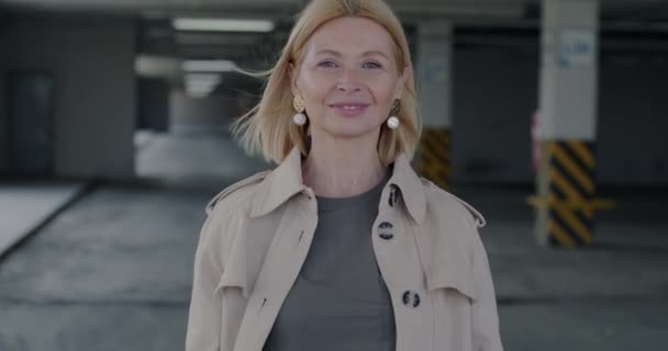 Portræt Glad Moden Dame Viser Hånd Gestus Smilende Ser Kameraet – Stock-video