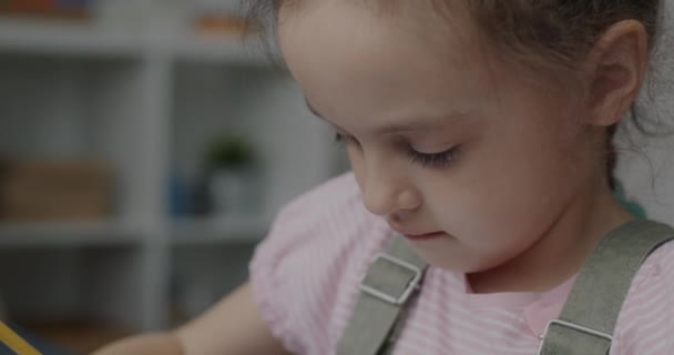 Zbliżenie Słodkie Dziecko Rysunek Obraz Trzymając Kolorowy Ołówek Spędzania Wolnego — Wideo stockowe
